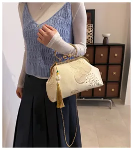 Borsa da sera ricamata in stile cinese retro con chiusura a bacio e catena metallica.