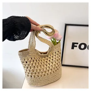 Vue détaillée d'un sac cabas tissé beige pour femme, parfait pour les vacances à la plage.