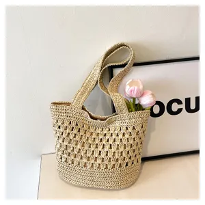 Sac cabas en paille tissée main avec design ajouré, élégant sac d'épaule pour les vacances d'été.