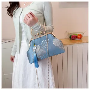 Borsa da sera vintage in stile cinese ricamata con chiusura a bacio e catena per donne.