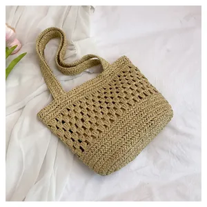 Sac cabas en paille tressee fait main pour femme, ideal pour les vacances a la plage.