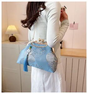 Borsa a tracolla ricamata in stile cinese vintage con chiusura a bacio e nappa elegante.
