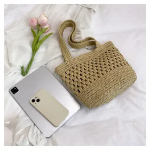 Sac cabas tissé à la main pour femme, sac à épaule ajouré élégant pour les vacances à la plage.