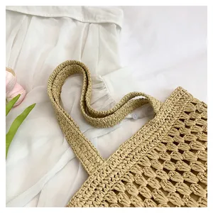 Vue rapprochée du sac cabas en paille ajourée fait main, texture de sac à main bandoulière.