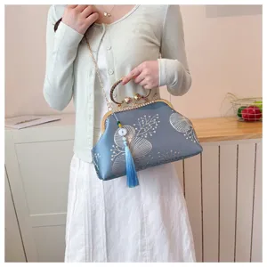 Borsa a tracolla vintage ricamata in stile cinese con elegante struttura metallica e nappa.
