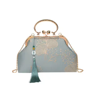 Borsa da sera vintage ricamata in stile cinese con manico in metallo, catena e nappa.
