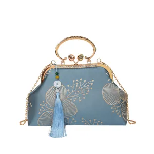 Squisito dettaglio della borsa da sera ricamata retrò, con dettagli dorati e nappina.