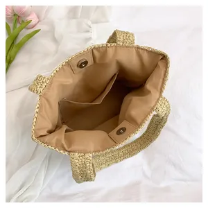 Sac cabas tressé en paille fait main vue de détail intérieur doublure et poches.