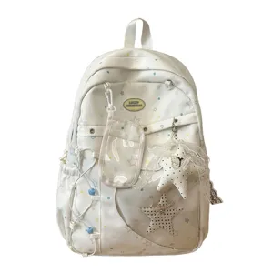 Detalle de mochila estilo japonés lindo con estampado de estrellas, colgante de encaje y bolsillo.