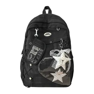 Vista detallada de mochila a cuadros estilo japonés con ventana de corazón transparente y estrellas.
