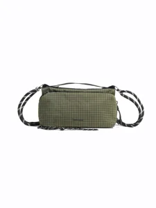 Bolso cruzado a cuadros verde militar con correas de cuerda en blanco y negro, casual.