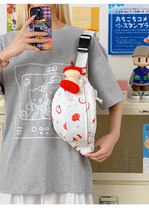 Gros plan sur le sac bandoulière imprimé pomme mignon avec pendentif peluche, sac poitrine.