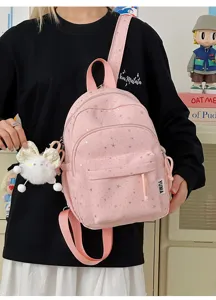 Details van de roze rugzak met sterren, schattige schooltas voor dagelijkse reis en werk.