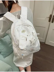 Grazioso zaino scolastico bianco con stelle colorate, tasca frontale trasparente e ciondoli.