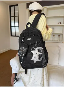 Zaino da studente a quadri neri carino alla moda con finestra a cuore trasparente e decorazioni.