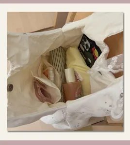 Weißer Spitzen-Stofftasche Innenansicht zeigt großem Kapazität täglichen Stauraum.