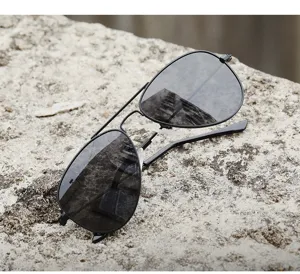 Klassische Piloten-Sonnenbrille mit Metallrahmen und polarisierten Gläsern, ideal im Alltag.