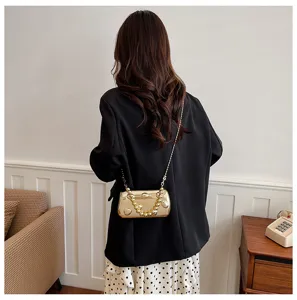 Metallische goldene Abendtasche Schultertasche mit Perlenkettenriemen für Damen.