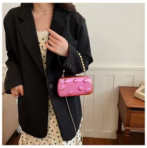 Exquisite bonbonfarbene Acryl Abendtasche mit Kette. Ideal fur Alltag und Reisen geeignet.