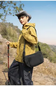 Bolso bandolera de lona unisex, práctica bolsa cruzada negra para senderismo y actividades al aire.