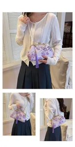 Detailansicht der eleganten chinesischen Blumenstickerei Abendtasche mit Perlenkette Griff.