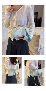 Retro chinesischer Stil blumenbestickte Damen Abendtasche mit Perlenriemen und Quaste.