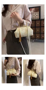 Chinesische Retro Blumen Brokat Abendtasche mit Perlenkette und Quastenanhänger für Damen.