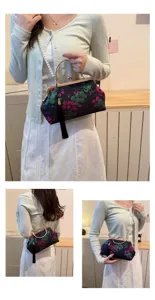 Chinesische bestickte Blumen-Abendtasche mit Kussverschluss, Perlenkette und Quasten-Detail.