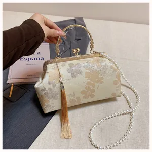 Detailansicht der chinesischen bestickten Abendtasche mit Kussverschluss und Perlenkette.