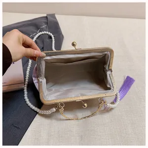 Chinesische bestickte Kussverschluss Abendtasche mit eleganter Perlenriemen und Quaste.
