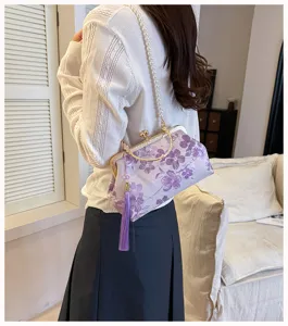Chinesischer Stil blumenbestickte Kuss-Verschluss Umhängetasche mit Perlenriemen Quaste.