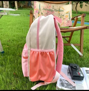 Σχολικό σακίδιο πλάτης colorblock μεγάλη χωρητικότητα λεπτομέρεια σε πράσινο γρασίδι.