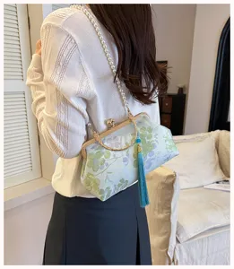 Elegante chinesische Abendtasche mit Blumenstickerei, Perlenkette und blauer Quaste.