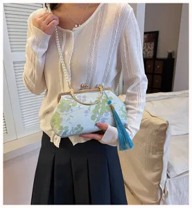 Chinesische Blumen bestickte Vintage Abendtasche mit Perlenkette und eleganter blauer Quaste.