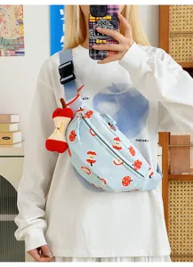 Gros plan détaillé du sac de poitrine pour femme couleur bonbon imprimé pomme avec pendentif