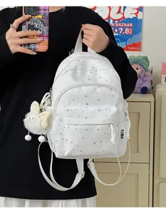 Leuke kleine witte rugzak met zilveren sterrenprint en een zachte pluche hanger.