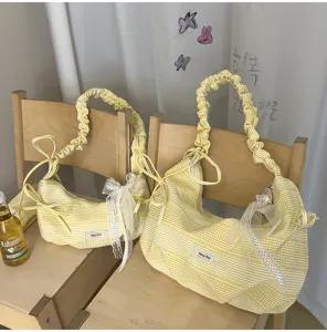 Gele ruitjes schoudertas met geplooide handvat en kanten strik voor dagelijks gebruik.