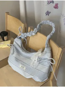 Blauw-wit gestreepte canvas schoudertas met geplooide handvat en strikdetail voor vrouwen.