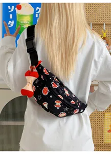 Vue détaillée du sac de poitrine en toile imprimé trognon de pomme mignon, stylé.