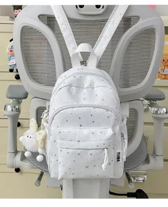 Gedetailleerd overzicht van de witte minirugzak met sterrenprint en schattige pluche hanger.