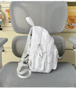Kleine witte rugzak met sterrenprint gedetailleerd weergave, leuke tas voor dames.