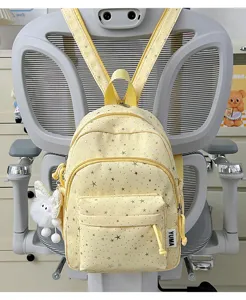 Schattige kleine sterren print rugzak voor dames, casual schooltas en reisdagrugzak in geel.