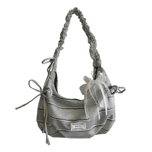 Zwart-wit geruite schoudertas met geplooide handgreep en schattige mesh strik.