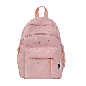 Gedetailleerd overzicht van de schattige roze rugzak met sterrenprint, ritsvak en label.