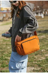 Bolso cruzado naranja estilo workwear para senderismo al aire libre y streetwear.