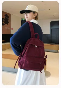 Japanischer minimalistischer Schleifen-Rucksack Detailansicht mit bordeauxrotem Veloursleder.