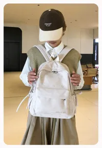 Japanischer minimalistischer Schleifen Rucksack Detailansicht mit Fronttasche und Muster.