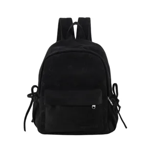 Detailansicht des schwarzen minimalistischen Rucksacks mit Schleifendetails und Fronttasche.