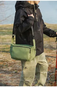 Bolso bandolera cargo táctico para senderismo y uso diario, diseño práctico y moderno estilo.