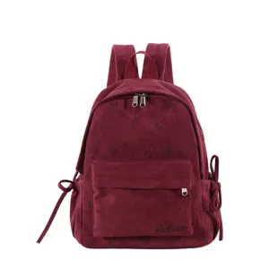 Kammgarn-Rucksack in Dunkelrot mit feinem Schleifenmuster und praktischer Fronttasche.